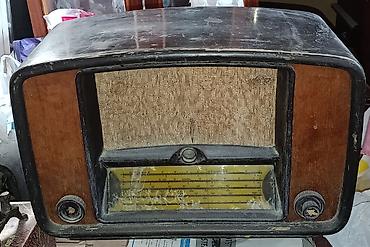 radio: 1960 çi ilin radiosu.Dekor kimi satılır işləmir Başqa qədimi əşyalar — 1