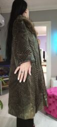 Krzneni kaputi: Dugački ženski kaput od krzna, elegantnog kroja sa naglašenim šarama u — 11