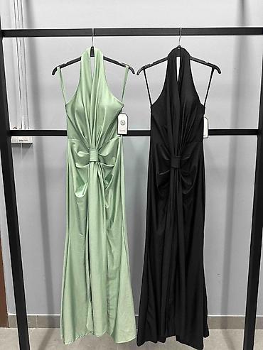 elegante haljine: Elegantna duga haljina sa dubokim V izrezom
2600din
S M L — 2