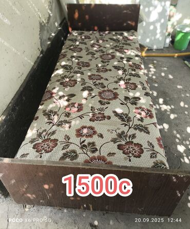 Односпальные кровати: Односпальная кровать компактная, подойдет для комнаты, общежития
