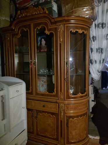 Kreslolar: Açılan, 4 qapılı Düz dolab, Qorka