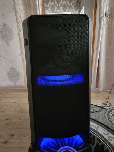 Musiqi mərkəzləri: Samsung partı spikeri (Bluetooth DJ audio sistemi) üstündə planşet — 8