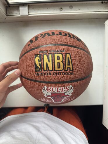 Мячи: Мяч NBA с коллаборацией BULLS скорее люкс копия . В хорошем состоянии
