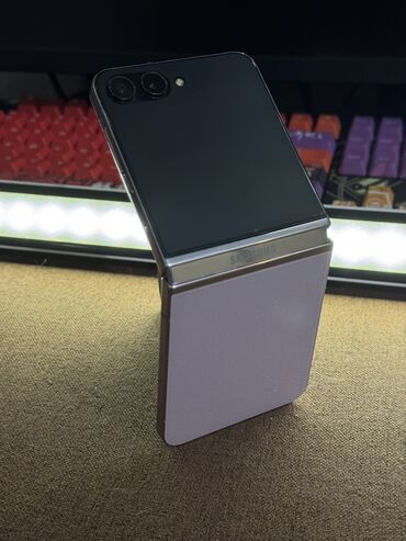 мобильные телефоны айфоны: Samsung Galaxy Z Flip 5, Б/у, 256 ГБ, цвет - Фиолетовый, 1 SIM