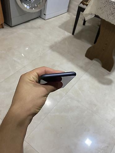 Apple iPhone: IPhone 11, Qara — 10