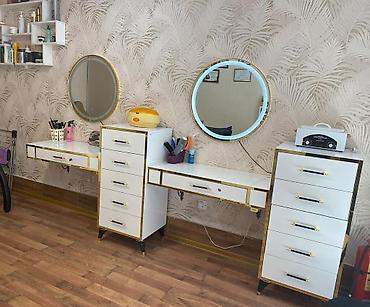 İki guzgulu salon mebeli satılır. Qiymet 400 azn.Tezedir ve baha
