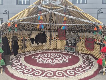 ала арча юрта: Боз үйлөрдү ижаралоо, Каркасы Жыгач, 75 баш, Казан, Идиш-аяк, Полу менен