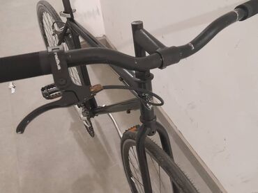 велосипед спортивный: Продаю велик переделанный из шоссейного в Сингл размер 28 вес 11кг