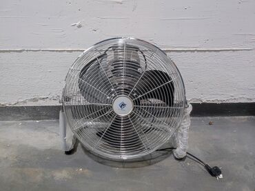 Oprema za klima uređaje: Ventilator podni - viseći, korišćen u kućnim uslovima. Ima tri brzine
