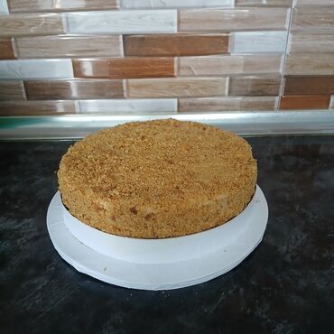 Молочные продукты и яйца: Bu dairəvi tort, üstü və kənarları xırda doğranmış biskvit qırıntıları