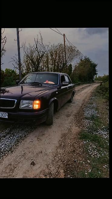 ГАЗ: GAZ 3110 sedan avtomobil. Tünd bənövşəyi rəngdə kuzova malikdir. 4 — 1