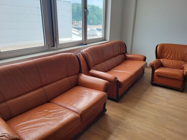Sofe i kaučevi: Kožna garnitura trosed i fotelja. Trosed se razvlaci. Fotelja je — 9