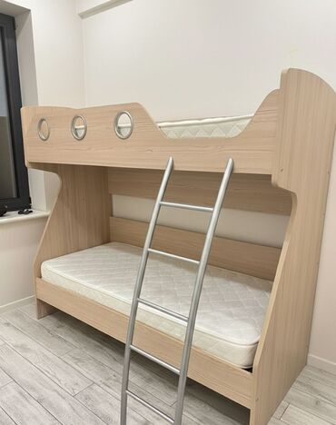 двухэтажная кровать со столом: Двухъярусная кровать с матрасами - Материал: ЛДСП с текстурой