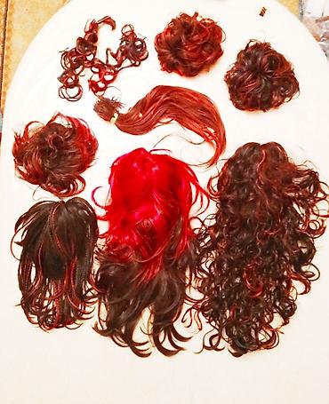 Другие головные уборы: 1. парик, пряди снизу черного цвета, сверху малинового цвета, челка и — 23