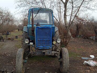 Traktorlar: Mavi rəngli təkərli kənd təsərrüfatı traktoru. Texniki xüsusiyyət və — 1