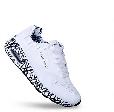 nike vm: Skechers patike – bele sa crno‑belim grafiti đonom - Model sa — 1