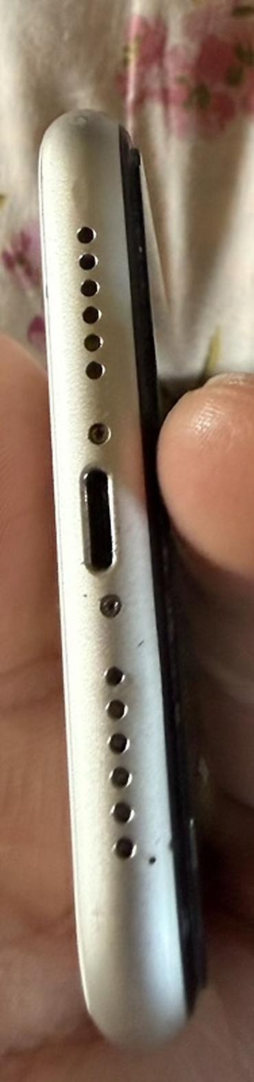 Мобильные телефоны: IPhone 11, белый цвет. Характеристики и особенности: - Экран Liquid — 6