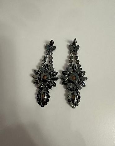 Bijuteriya: Məhsul: Bəzək daşlı asma sırğalar (1 cüt) Təsvir: - Çiçəkvari — 2