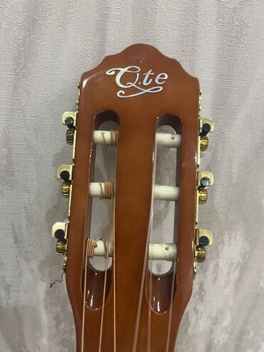 Akustik gitaralar: Klassik/akustik gitara – cutaway (yuxarı deşikli) korpuslu model — 7