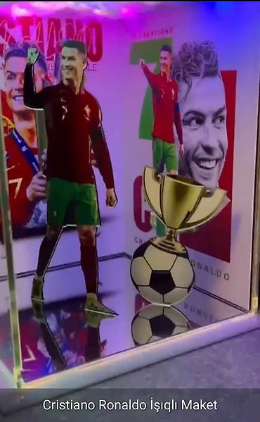 Darts: Şəffaf akril qutuda, daxili işıqlandırması olan futbolçu Osimehnin — 5