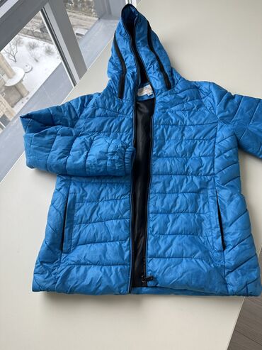 детские зимние куртки с капюшоном: Продается легкая куртка в отличном состоянии с капюшоном подойдет на