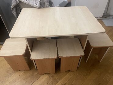 oturacaq stolu: Квадратный стол