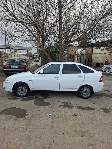 volkswagen polo 1: LADA Priora hatchback, ağ rəng. 5 qapılı kuzov, qara rəngli tonlanmış — 3