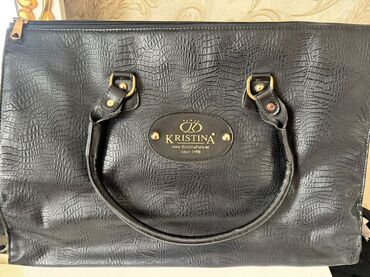 Kürklər: Kristina brendinə məxsus qara rəngli, başlıqlı xəz palto. Bu uzun — 9