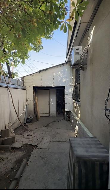 Продажа полдома: 🏡 Продается дом в центре города! 📍 Пересечение улиц Ахунбаева — Байтик — 12