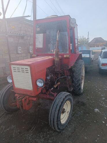 оригинальные запчасти хендай: Qırmızı rəngli təkərli kənd təsərrüfatı traktoru - Kabinəli, geniş