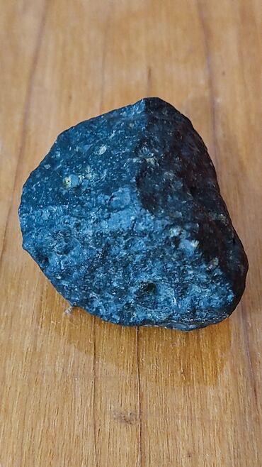 Искусство и коллекционирование: Продаю метеорит, размер 4 на 3 на 3см, вес 63гр, слабо магнитится