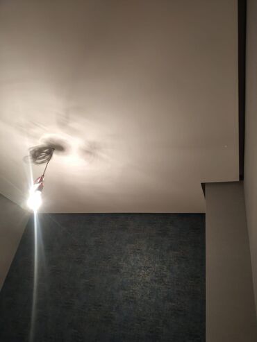 Döşəmə işləri: Kölgə plintuslarin montaji
Kolge plintuslarin vurulmasi
Gizli plintus — 4