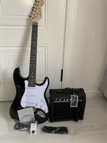 гитара с нейлоновыми струнами: Продаю новую электрогитару stratocaster. В комплекте