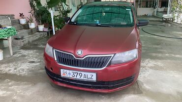 капият машина: Skoda Rapid, красный седан. Основные особенности: - Кузов: 4‑дверный