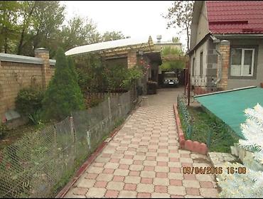 Үйлөр: Продается два дома (полдома и 2 этажный дом) на одном участке в районе — 7