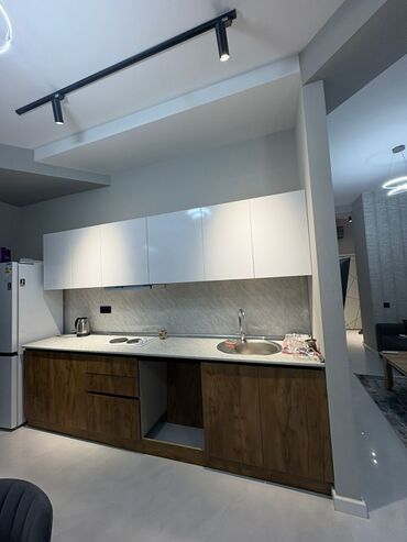 Mətbəx mebeli: Metbex mebeli. 590⁴⁰azn. demek olar ki tezedi. ölçü 3 m. üzerinde