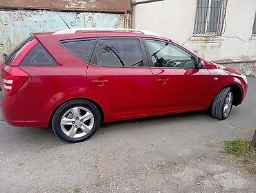 Kia: Kia cee’d (hatchback), qırmızı rəng. - Sürətlər qutusu: mexaniki (5 — 8