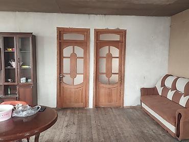 yasamalda ev: Geniş və işıqlı mənzil satılır/kirayə verilir. Xüsusiyyətlər: - Böyük — 4