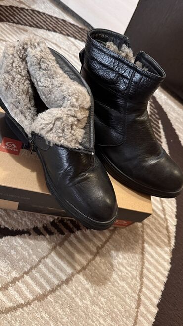 женские сапоги 43 размера: Зимние полусапоги Clarks. - Материал верха: натуральная кожа