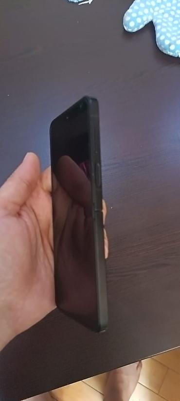 açılıb bağlanan telefonlar: Samsung Galaxy Z Flip7 FE, 256 GB, rəng - Qara, Barmaq izi — 4