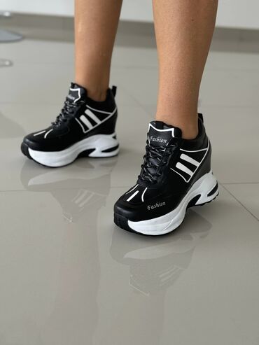 Women's Sneakers and athletic shoes: Cena 4800din
Br36-40
Skrivena peta 9cm — 20