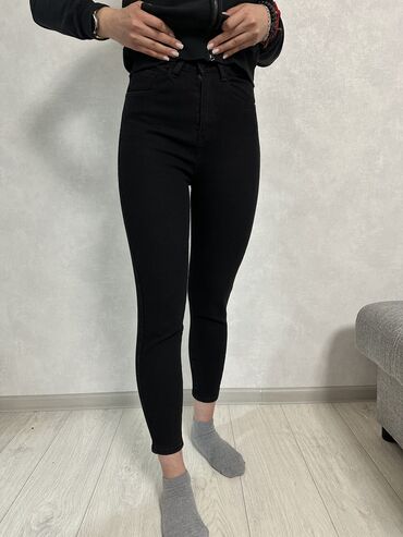 черные джинсы с завышенной талией: Мом, Высокая талия