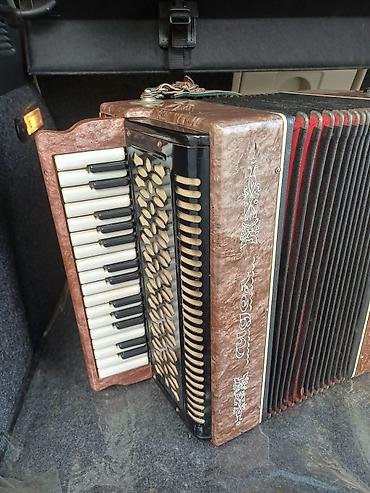 akkardeon: Qarmon. Xüsusiyyətlər: - Sağ tərəfdə pianino tipli klaviatura (ağ-qara — 4