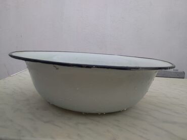 Emalirovanni tas 5 manat. icindeki lekedir qopmuyub. diametri 39 sm