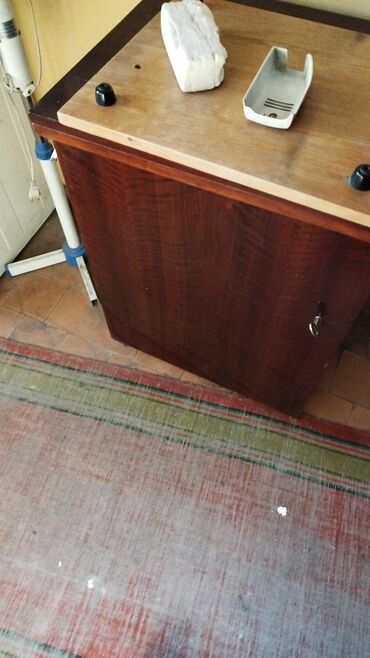 швейный станок: Швейная машина в напольном шкафу. - Классическая электромеханическая