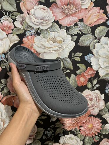 шлепки изи: Мужские сандалии, 43, Crocs, Новый, цвет - Серый, Самовывоз, Платная доставка