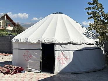 Юрта традиционного типа с каркасом и богато оформленным интерьером