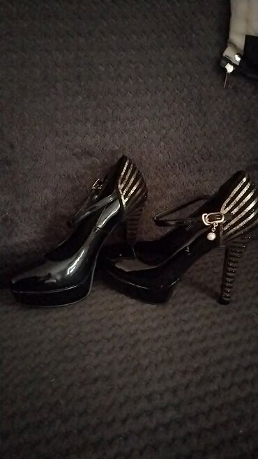 женские кожаные туфли лодочки: Qadın üçün şık yüksək daban ayaqqabı. 37 razmer - Rəng: qara, laklı