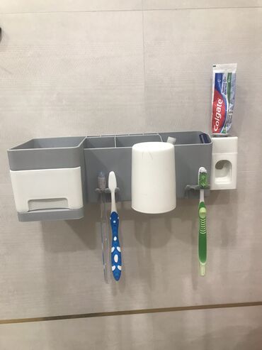 Аксессуары для ванной комнаты: Подставка для зубных щёток настенный для ванной с выжималкой для