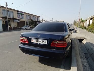 ролс ройс машина: Элегантный седан Mercedes-Benz E-класса, представленный в темно-синем